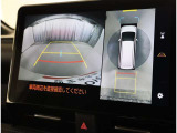 パノラミックビューモニター付きです。車両を上から見たような映像をディスプレイオーディオ画面に表示。運転席からの目視だけでは見にくい、車両周辺の状況をリアルタイムでしっかり確認できます。