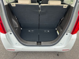 普段のお買い物に十分な広さのラゲッジスペースです。リアシートを倒せば大きな荷物も載せられます。