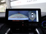 パノラミックビューモニター付きです。車両を上から見たような映像をディスプレイオーディオ画面に表示。運転席からの目視だけでは見にくい、車両周辺の状況をリアルタイムでしっかり確認できます。
