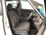 フロント広々、セパレートシートの運転席は、ハイトアジャスターが付いているので、快適にドライブができます。ハンドルはテレスコピック機能で、ハンドル位置を上・下・手前・奥に調節できます。