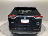 バックカメラが付いているので後方確認が非常にしやすいです。今や運転初心者も熟練者も必須装備!ついていて損はないですね♪
