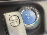 【スマートキー】カバンやポケットに入れたままでもドアの施錠・解錠が可能なスマートキーを装備。エンジンのオン・オフ時もカギを取り出す必要が無いからとっても便利です♪