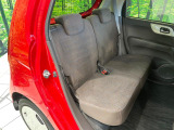 後部座席も気になるようなキズ・汚れやへたり等、大きなダメージはなく、良好な状態です。