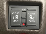 【両側パワースライドドア】スマートキーや運転席のスイッチで後席両側スライドドアの開閉が可能♪電動だから力を入れてドアを開ける必要が無く、小さなお子様でも簡単に開け閉めでき快適です♪