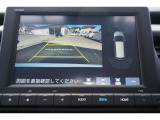 【バックカメラ】後方の映像がリアルタイムで確認できるため、初心者の方や運転に自信のない方でも安心して車庫入れができます!狭い駐車場はもちろん、雨の日や夜間でもストレスなく駐車することができます。