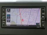 【ナビ】メモリーナビ(MJ120D-W)付きです。目的地を設定すれば初めての場所でも簡単に行くことができます。もちろん音楽だって聴けちゃいます♪