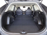 セカンドシートを倒した状態です。セカンドシートは独立可倒、荷物に合わせてラゲッジスペースをアレンジできます。