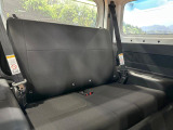 後部座席も気になるようなキズ・汚れやへたり等、大きなダメージはなく、良好な状態です。