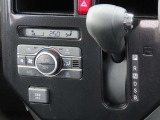 オートエアコンなのでスイッチひとつで車内を設定温度に調節してくれます☆
