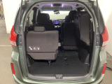 3列目シートは跳ね上げ式で収納が可能です。荷室が広くなり大きな荷物も積みやすくなります。買い物やアウトドアなど荷物が多い場面で便利です。