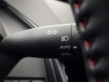 【オートライト】車外の明るさに応じて、自動的にライトの点灯・消灯をしてくれます。