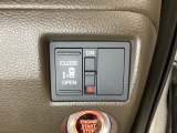 左側電動スライドドアは運転席からでも操作ができるように、ハンドル付近に開閉の操作スイッチが付いています。