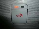 SOSコールは急病時やあおり運転被害などの危険を感じた時スイッチを押すと専門のオペレータに繋がって警察や消防への連携をサポートしてくれます。万が一の事故発生時にはエアバッグ展開と連動して自動通報します。
