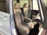 運転席、助手席☆ともにゆとりのある空間となっております♪