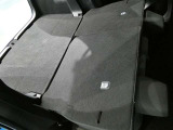 後部座席を格納すれば長いお荷物も載せることができますよ★