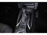 楽々操作のフロアシフトAT。