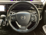 ハンドルにHondaセンシング系のクルーズコントロールやレーンキープアシストなどのスイッチと、オーディオの操作スイッチが装備されています。ハンドルから手を離さず安全に操作できます。