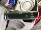 【オートライト】周りの明るさに応じて自動でヘッドライトの点灯・消灯ができる機能です!ライトの付け忘れ・消し忘れなどが無くなり、雨の日や夕方の走行も安心!トンネル通過時も便利ですね♪