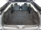 セカンドシートを倒した状態です。セカンドシートは独立可倒、荷物に合わせてラゲッジスペースをアレンジできます。