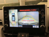 パノラミックビューモニター付きです。車両を上から見たような映像をディスプレイオーディオ画面に表示。運転席からの目視だけでは見にくい、車両周辺の状況をリアルタイムでしっかり確認できます。