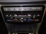 タッチコントロール式2ゾーンフルオートエアコンパネル。運転席、助手席それぞれ独立して温度管理が可能です。花粉やダストを除去するフレッシュエアフィルターも装備され、クリーンな室内環境を保ちます。