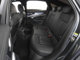 リアシートも足元広々です。長時間のドライブも快適にお過ごしいただけます。