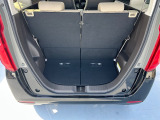 普段のお買い物に十分な広さのラゲッジスペースです。リアシートを倒せば大きな荷物も載せられます。