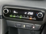 【オートエアコン】車内温度を感知して自動で温度調整をしてくれるのでいつでも快適な車内空間を創り上げます!どの席に座っても快適なドライブが楽しめます♪