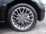 アルミホイール付き!鉄のホイールと違って軽いので燃費にも影響してきます。ガソリン高騰に少しは貢献します!あと単純に足元がきまります!