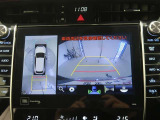 パノラミックビューモニター付きです。車両を上から見たような映像をディスプレイオーディオ画面に表示。運転席からの目視だけでは見にくい、車両周辺の状況をリアルタイムでしっかり確認できます。