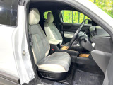 運転席まわりには十分なスペースがあり、大柄な方でもゆったり運転していただける環境です。