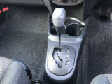 操作しやすいATシフトです。シフトチェンジを気にしなくてよいので運転だけに集中できますね。自然と手に届くところにある、手になじむ形状のシフトノブがいいですね。