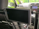 【後席モニター】家族や友人とお出かけする機会が多い方に大人気の後席モニターを装備!見やすい位置に画面がありテレビやDVDの視聴も快適!友達もお子様も、後席にしか乗らなくなるかも??