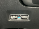 ハンドルの左下にETCがついています。高速道路の料金所の通過も楽々です。 カードの取り出しもしやすい場所についています。