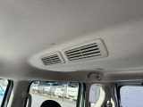 車内の空気を循環し後席まで素早く快適にしてくれるシーリングファン(プラズマクラスター搭載)♪暑い季節もムラなく涼しく、快適さがUP!エアコン前に扇風機を置くと効率が良いと言われる、あの発想ですw