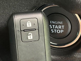 【キーレススタートシステム】カバンやポケットに入れたままでもドアの施錠・解錠が可能なスマートキーを装備。エンジンのオン・オフ時もカギを取り出す必要が無いからとっても便利です♪