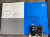 メンテナンスノート【点検整備記録簿・保証書】、取説も揃っています。スマートキーはバッグなどにしまったままボタン操作でエンジンの始動・停止ができて大変便利です。