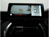 パノラミックビューモニター装備!トップビュー&フロントビュー・車両に取り付けたフロント、サイド、バックカメラの映像を合成して画面上に表示させることで、低速時の運転を補助する装置です。