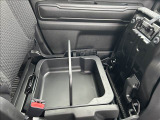 助手席シート下に便利な荷物入れ