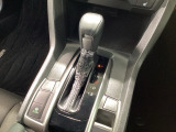 ハンドル周りがすっきりするフロアシフト。ハンドル操作に集中しやすいので、事故の防止にも役立ちます。