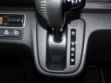 インパネシフトで操作性が良好で足元もスッキリしています。