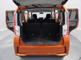 【ラゲージスペース】開口部が広く荷物の出し入れがスムーズに行えます。後席を倒せば大きな荷物もしっかり積める便利な空間です。
