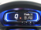 とっても見やすいメーターです。夜間時はラグジュアリーな気分にさせてくれる照明が魅力ですので、夜のドライブも楽しみになりますよ♪