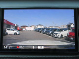 アラウンドビュー付き。上空から車両を見下ろしたような画像に加工された映像をディスプレイで確認しながら車庫入などができ大変便利です。