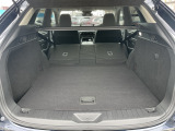広々ラゲッジスペースはレジャーやアウトドアにピッタリです。リアシートは4:2:4の3分割で倒すことができます。後部座席を倒せばたくさんの荷物を積めるフラットなラゲッジスペースになります。