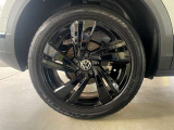 215/50R18タイヤにBlackStyle専用アルミホイールを装着.