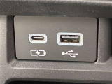 こちらのクルマはUSB接続コネクタも装備されています♪スマホの充電などにお使い下さい。ご旅行中での充電切れも、これなら心配いりませんね!