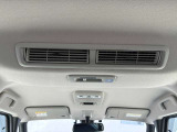 車内の空気を循環し後席まで素早く快適にしてくれるシーリングファン(プラズマクラスター搭載)♪暑い季節もムラなく涼しく、快適さがUP!エアコン前に扇風機を置くと効率が良いと言われる、あの発想ですw