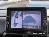 真上から見下ろすような映像で、車庫入れや縦列駐車時に、自車と駐車位置の関係をひと目で確認でき、スムースな駐車をサポート。動く物を検知してお知らせすることで、発進時の安全確認もサポートします。