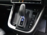 スムーズな操作で快適に運転を楽しめるよう、シフトポジションを電動で制御するエレクトロシフトマチックを採用しています。
